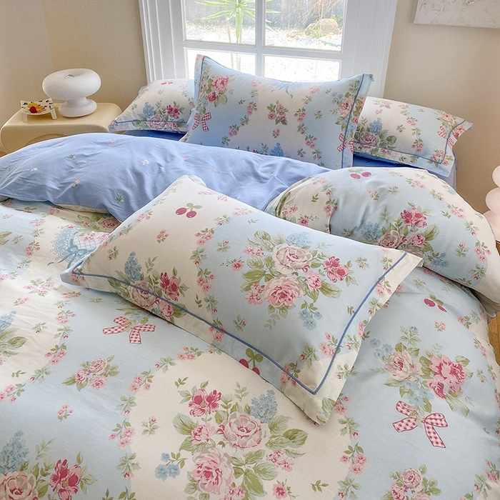 91家纺网 家纺一手货源 找家纺 钰锦铂2025新款直播爆款全棉四件套13070吊边床单一字绣印花纯棉四件套 爱丽丝—蓝