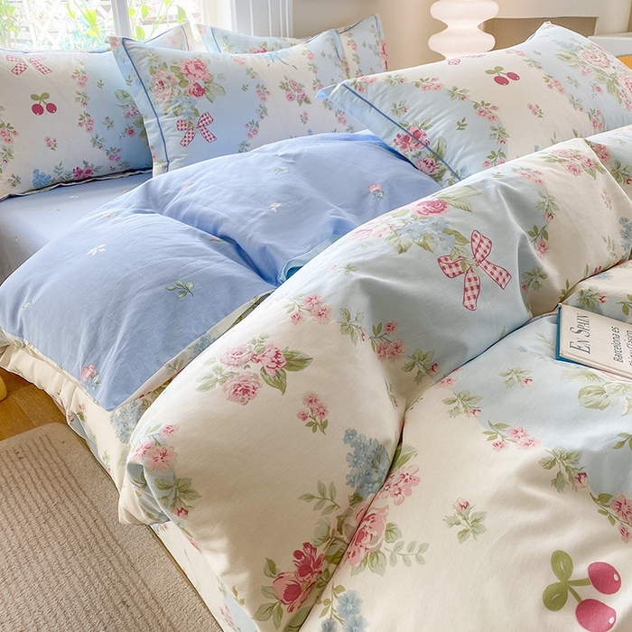 91家纺网 家纺一手货源 找家纺 钰锦铂2025新款直播爆款全棉四件套13070吊边床单一字绣印花纯棉四件套 爱丽丝—蓝