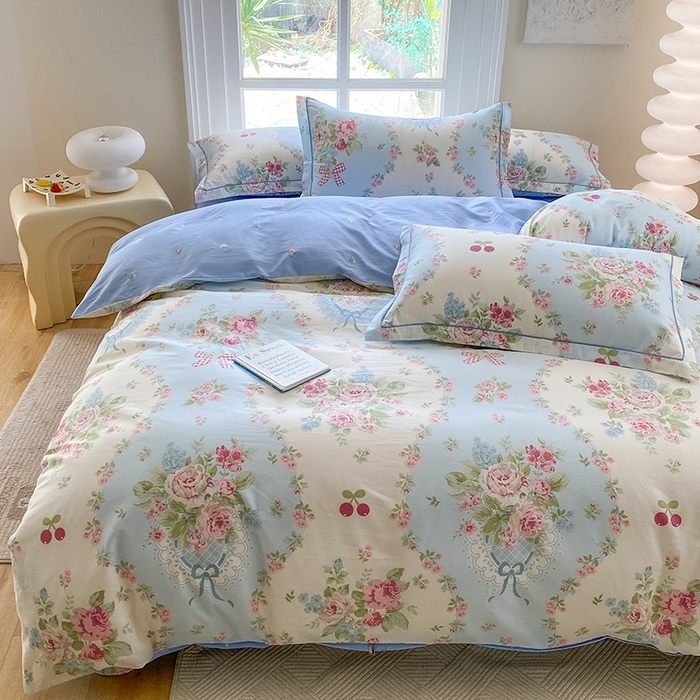 91家纺网 家纺一手货源 找家纺 钰锦铂2025新款直播爆款全棉四件套13070吊边床单一字绣印花纯棉四件套 爱丽丝—蓝