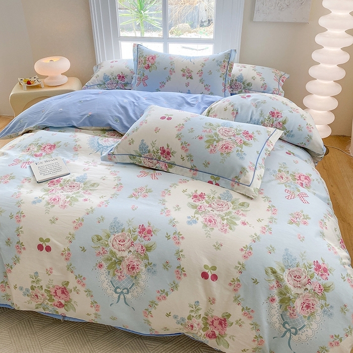 91家纺网 家纺一手货源 找家纺 钰锦铂2025新款直播爆款全棉四件套13070吊边床单一字绣印花纯棉四件套 爱丽丝—蓝