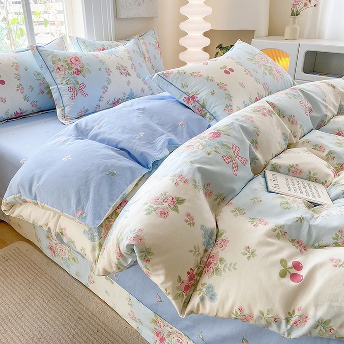 91家纺网 家纺一手货源 找家纺 钰锦铂2025新款直播爆款全棉四件套13070吊边床单一字绣印花纯棉四件套 爱丽丝—蓝