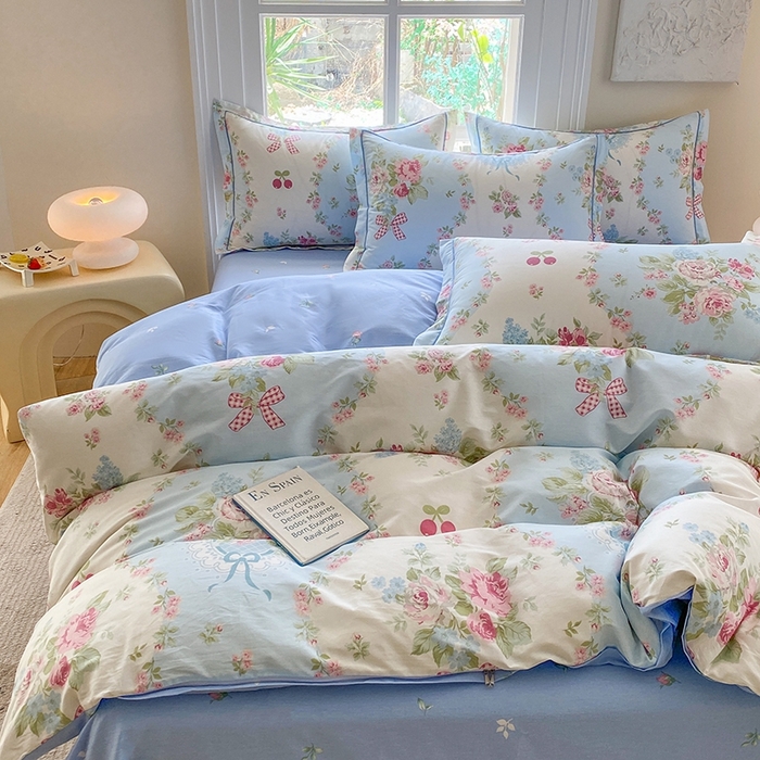 91家纺网 家纺一手货源 找家纺 钰锦铂2025新款直播爆款全棉四件套13070吊边床单一字绣印花纯棉四件套 爱丽丝—蓝