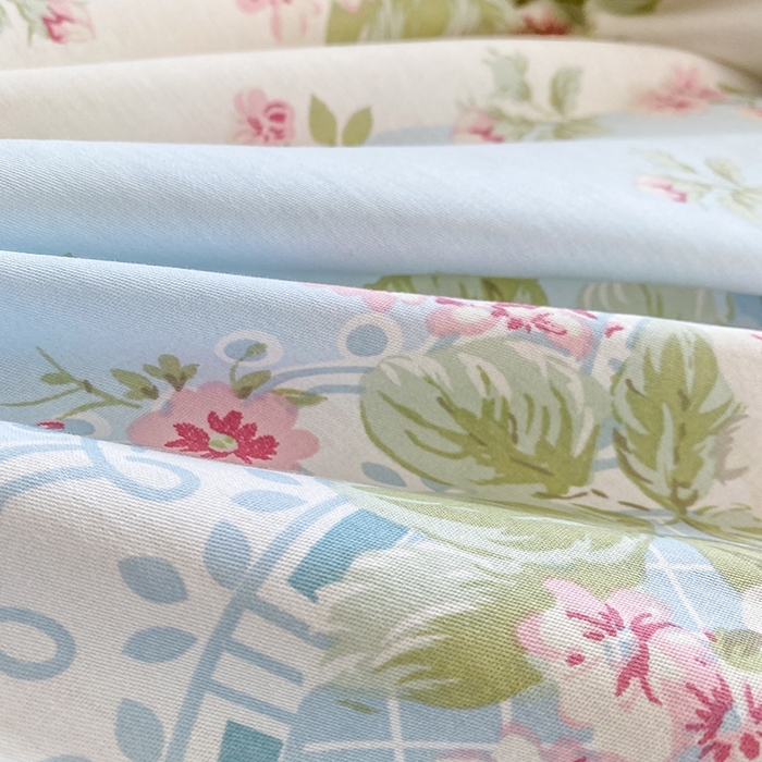 91家纺网 家纺一手货源 找家纺 钰锦铂2025新款直播爆款全棉四件套13070吊边床单一字绣印花纯棉四件套 爱丽丝—蓝