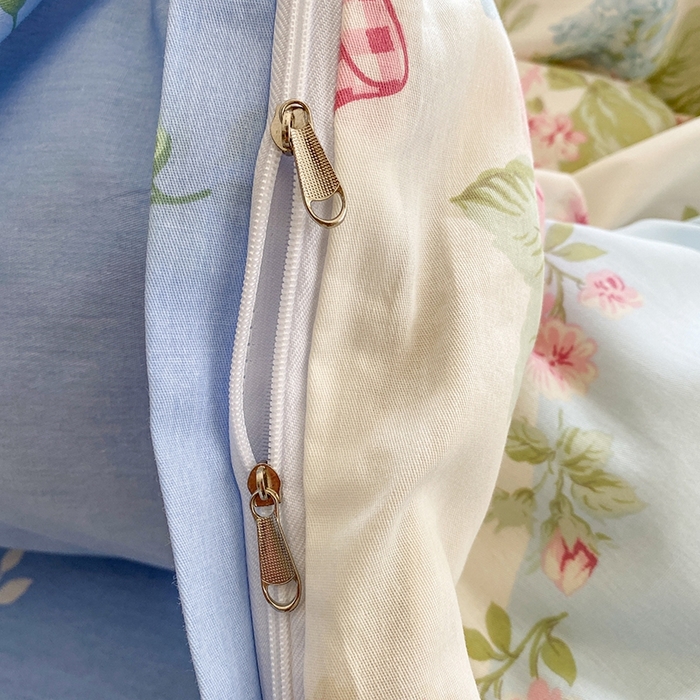 91家纺网 家纺一手货源 找家纺 钰锦铂2025新款直播爆款全棉四件套13070吊边床单一字绣印花纯棉四件套 爱丽丝—蓝