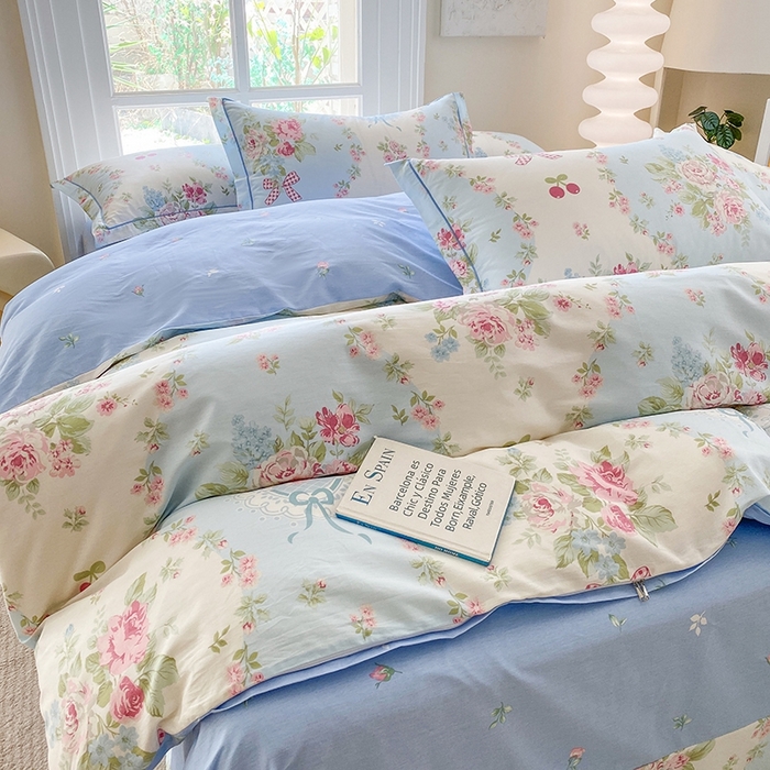 91家纺网 家纺一手货源 找家纺 钰锦铂2025新款直播爆款全棉四件套13070吊边床单一字绣印花纯棉四件套 爱丽丝—蓝