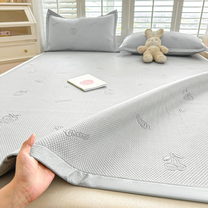 91家纺网 家纺一手货源 找家纺 畅畅家纺 2025新款A类PE提花软席凉感冰豆豆凉席三件套 夏日樱桃-灰