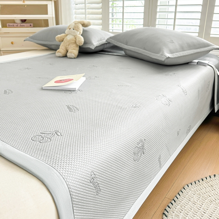 91家纺网 家纺一手货源 找家纺 畅畅家纺 2025新款A类PE提花软席凉感冰豆豆凉席三件套 夏日樱桃-灰