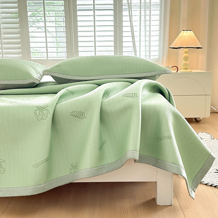 91家纺网 家纺一手货源 找家纺 畅畅家纺 2025新款A类PE提花软席凉感冰豆豆凉席三件套 夏日樱桃-绿