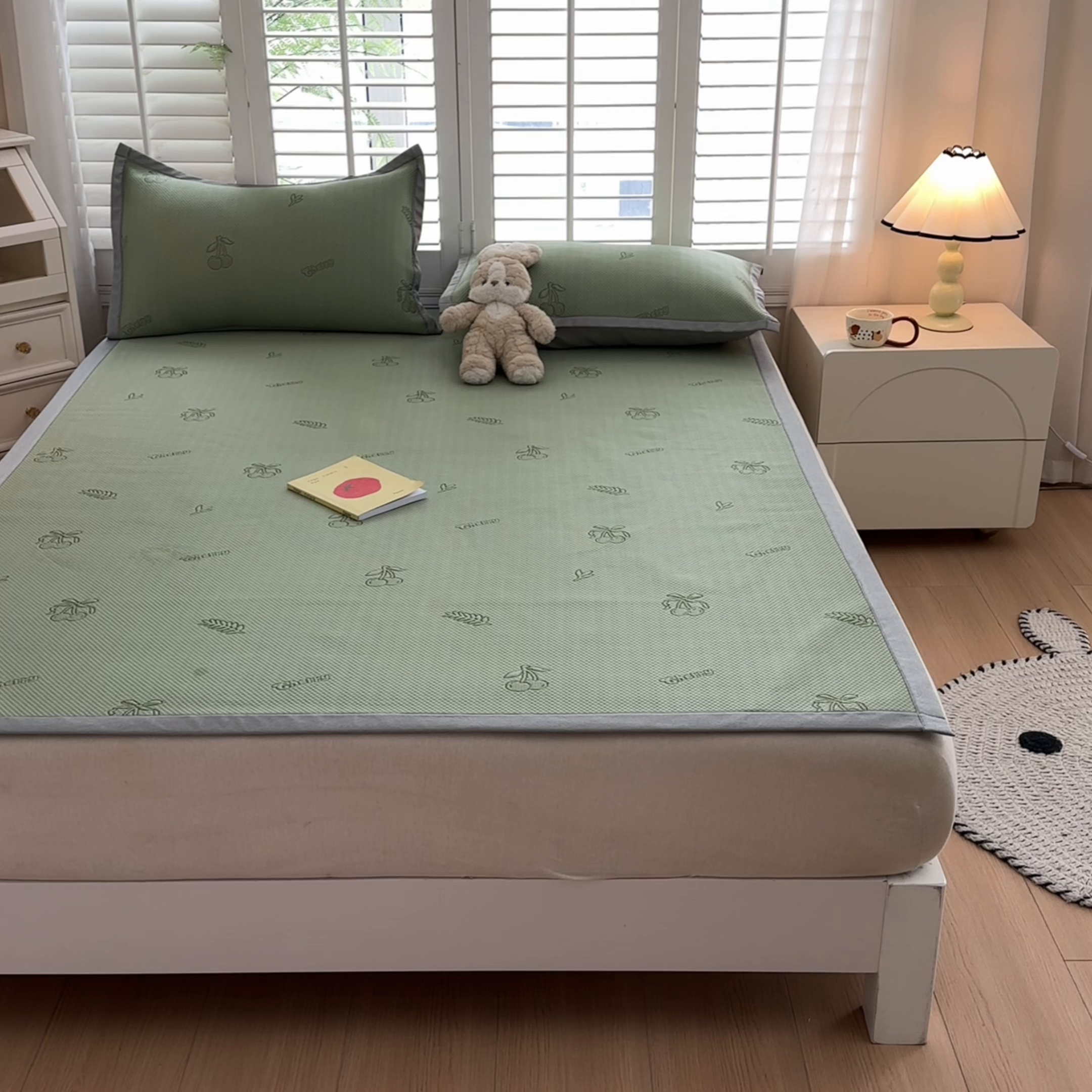 91家纺网 家纺一手货源 找家纺 畅畅家纺 2025新款A类PE提花软席凉感冰豆豆凉席三件套 夏日樱桃-绿