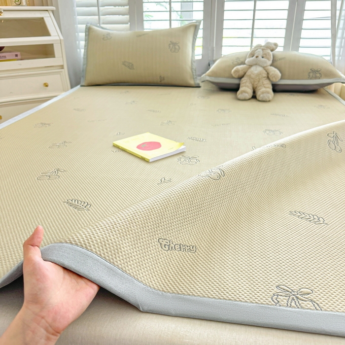 91家纺网 家纺一手货源 找家纺 畅畅家纺 2025新款A类PE提花软席凉感冰豆豆凉席三件套 夏日樱桃-杏