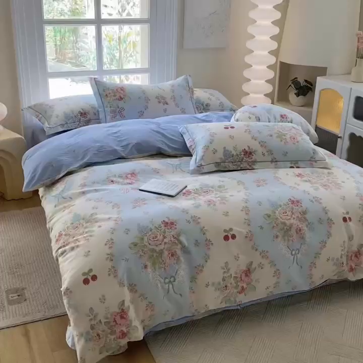 91家纺网 家纺一手货源 找家纺 钰锦铂2025新款直播爆款全棉四件套13070吊边床单一字绣印花纯棉四件套 爱丽丝—蓝