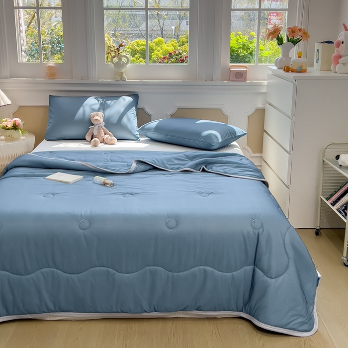 91家纺网 家纺一手货源 找家纺 鸿森林 2025新款纯色凉感丝包边夏被空调被 宾利蓝