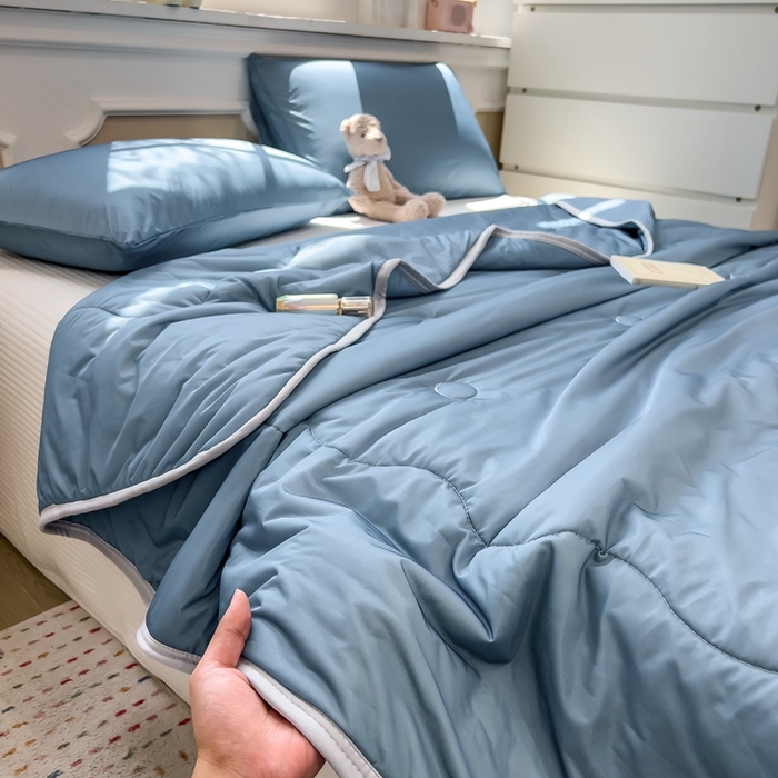 91家纺网 家纺一手货源 找家纺 鸿森林 2025新款纯色凉感丝包边夏被空调被 宾利蓝