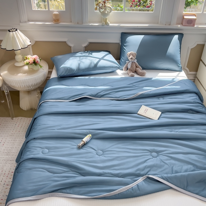 91家纺网 家纺一手货源 找家纺 鸿森林 2025新款纯色凉感丝包边夏被空调被 宾利蓝