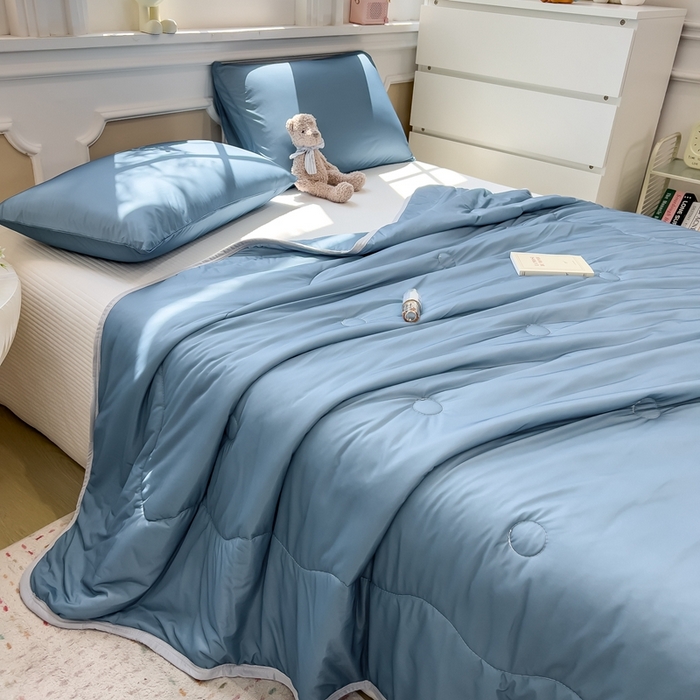 91家纺网 家纺一手货源 找家纺 鸿森林 2025新款纯色凉感丝包边夏被空调被 宾利蓝