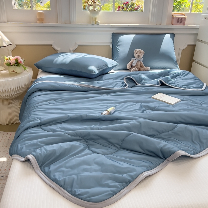 91家纺网 家纺一手货源 找家纺 鸿森林 2025新款纯色凉感丝包边夏被空调被 宾利蓝