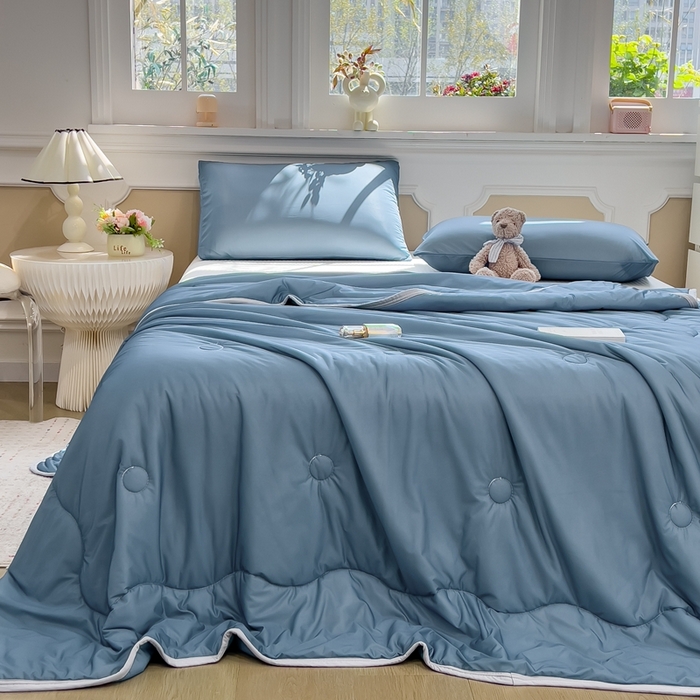 91家纺网 家纺一手货源 找家纺 鸿森林 2025新款纯色凉感丝包边夏被空调被 宾利蓝