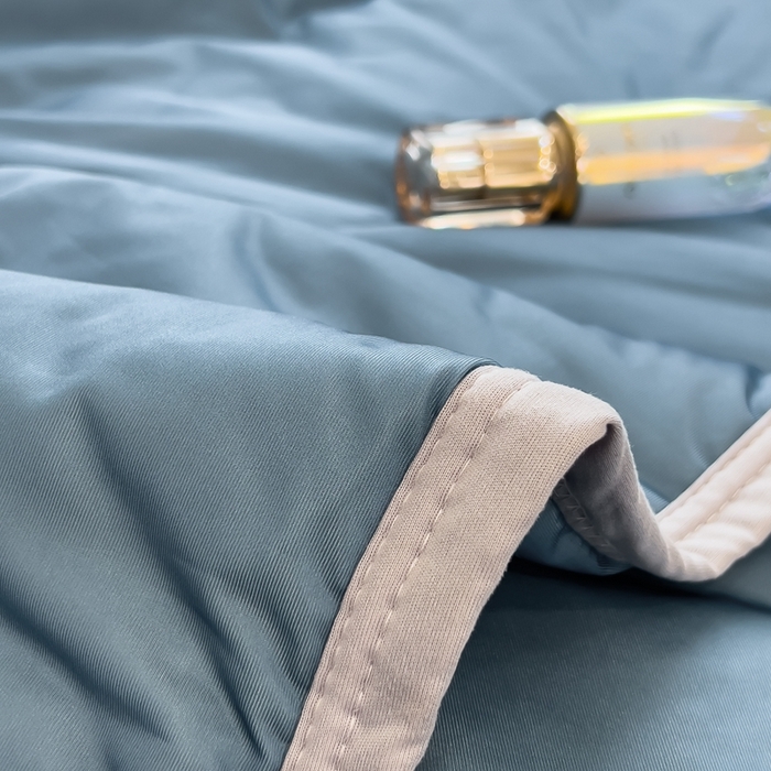 91家纺网 家纺一手货源 找家纺 鸿森林 2025新款纯色凉感丝包边夏被空调被 宾利蓝