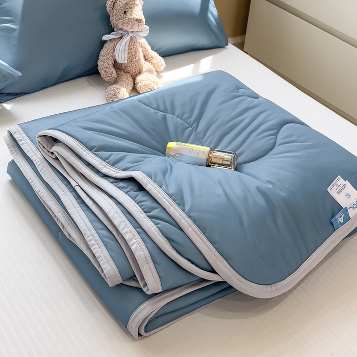 91家纺网 家纺一手货源 找家纺 鸿森林 2025新款纯色凉感丝包边夏被空调被 宾利蓝