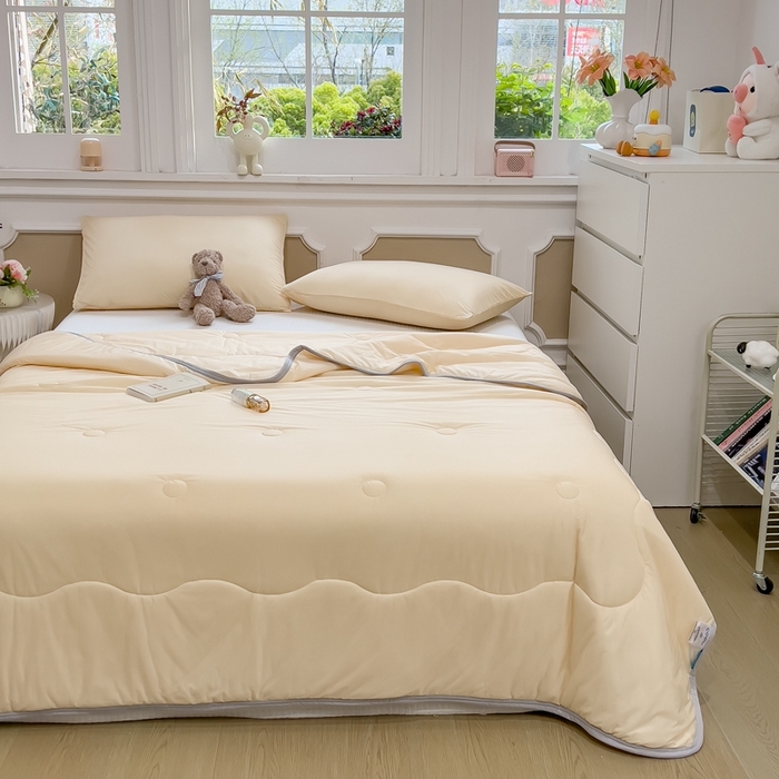 91家纺网 家纺一手货源 找家纺 鸿森林 2025新款纯色凉感丝包边夏被空调被 米白