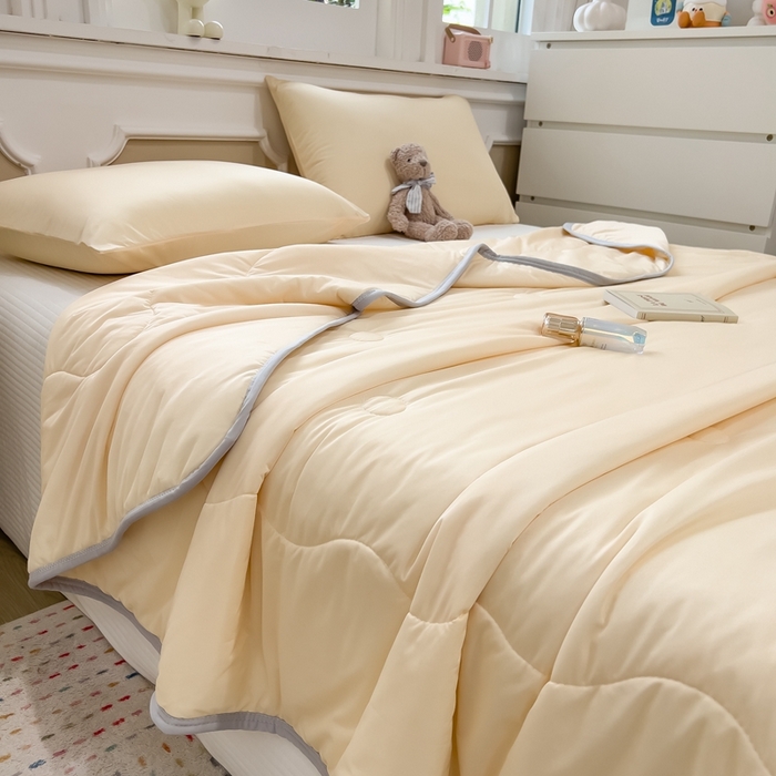 91家纺网 家纺一手货源 找家纺 鸿森林 2025新款纯色凉感丝包边夏被空调被 米白