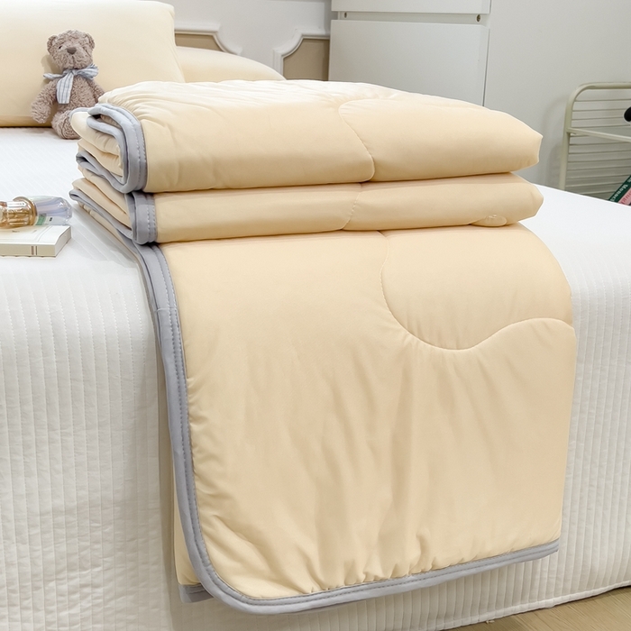 91家纺网 家纺一手货源 找家纺 鸿森林 2025新款纯色凉感丝包边夏被空调被 米白