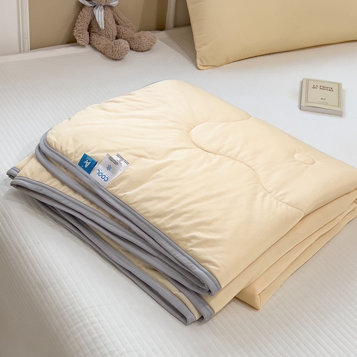 91家纺网 家纺一手货源 找家纺 鸿森林 2025新款纯色凉感丝包边夏被空调被 米白