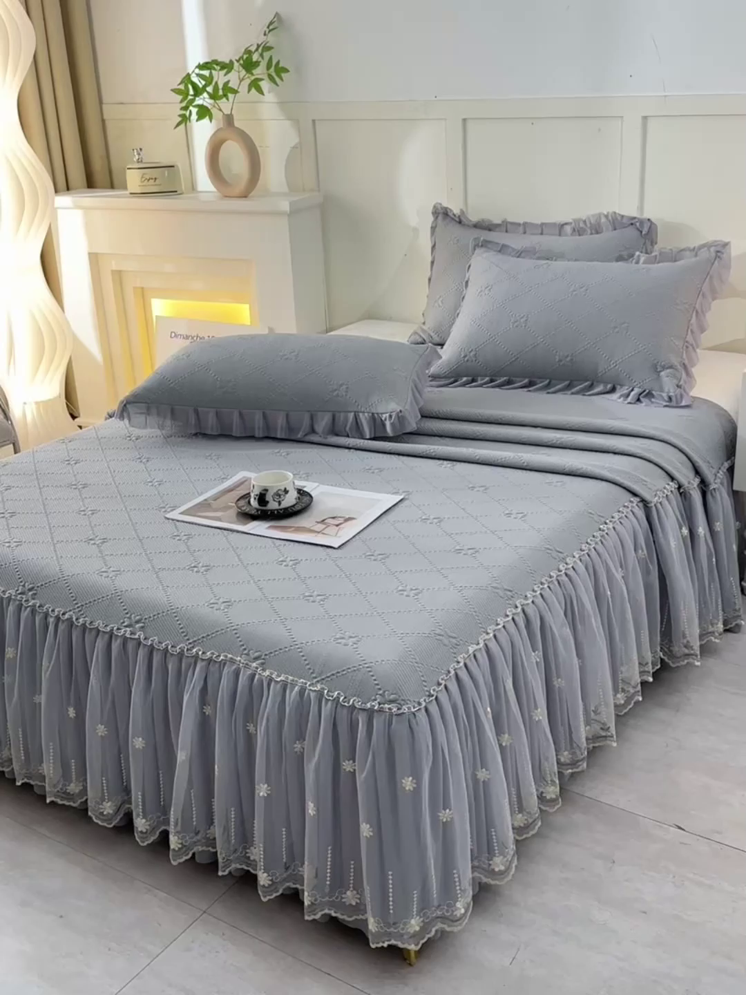 91家纺网 家纺一手货源 找家纺 畅畅家纺 2025新款网红爆款夏季立体冰豆豆凉席床裙款三件套 爱心-灰