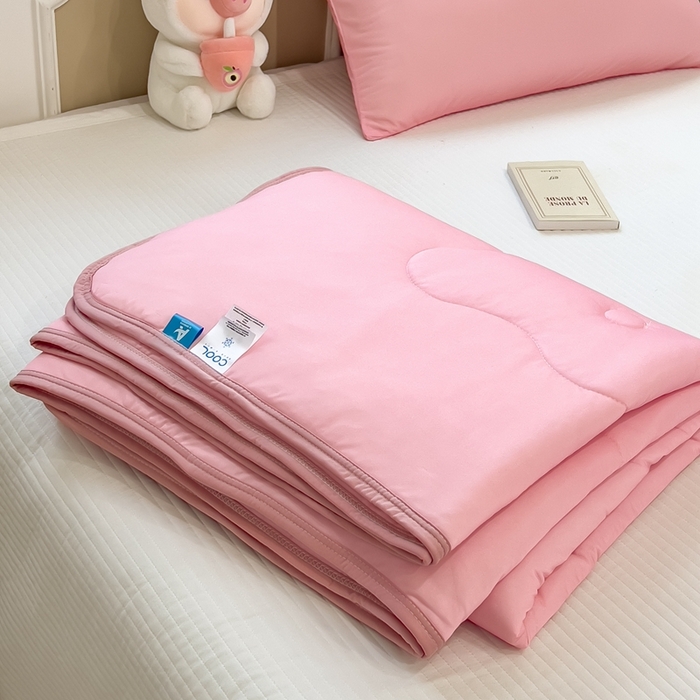 91家纺网 家纺一手货源 找家纺 鸿森林 2025新款纯色凉感丝包边夏被空调被 皮粉