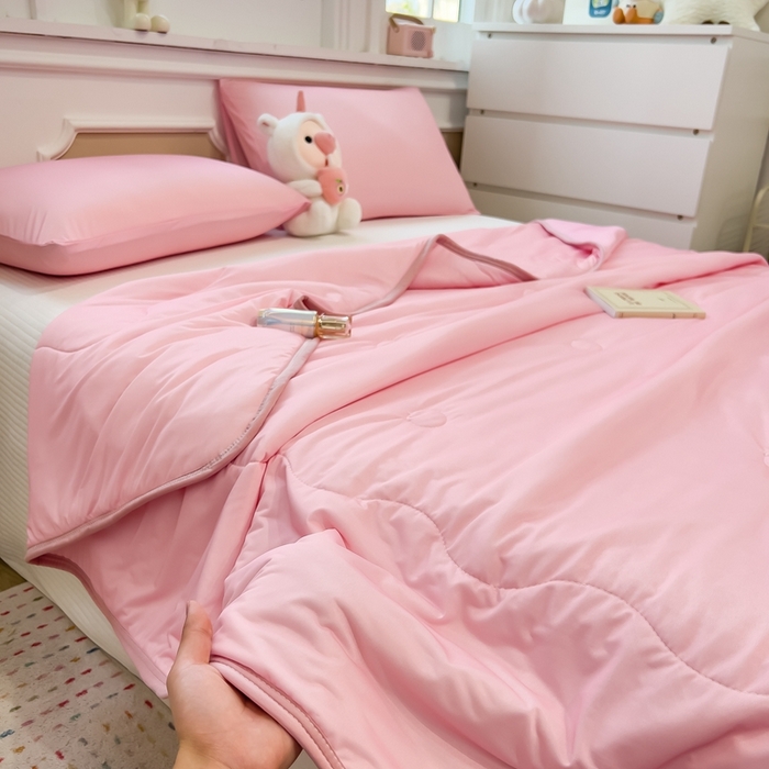 91家纺网 家纺一手货源 找家纺 鸿森林 2025新款纯色凉感丝包边夏被空调被 皮粉