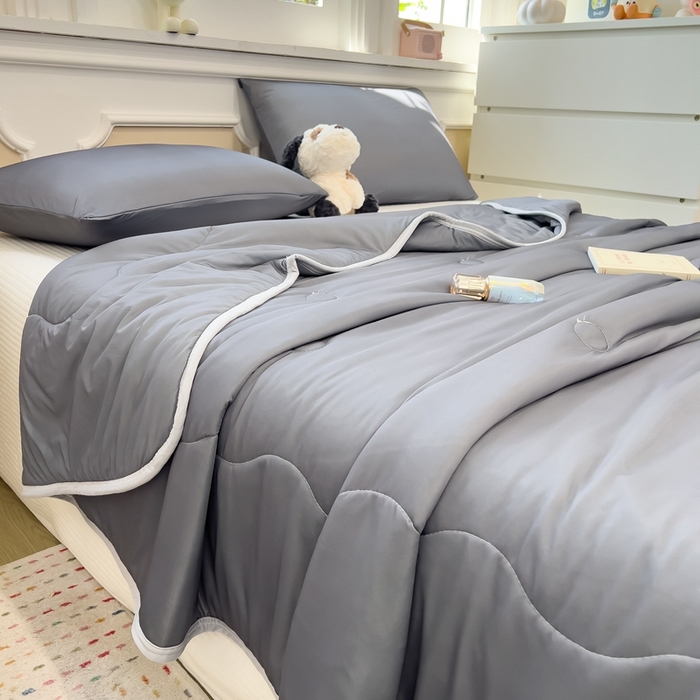 91家纺网 家纺一手货源 找家纺 鸿森林 2025新款纯色凉感丝包边夏被空调被 绅士灰