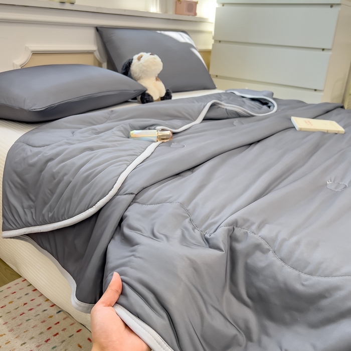 91家纺网 家纺一手货源 找家纺 鸿森林 2025新款纯色凉感丝包边夏被空调被 绅士灰