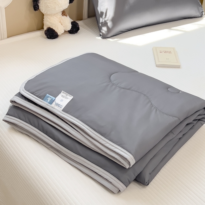 91家纺网 家纺一手货源 找家纺 鸿森林 2025新款纯色凉感丝包边夏被空调被 绅士灰