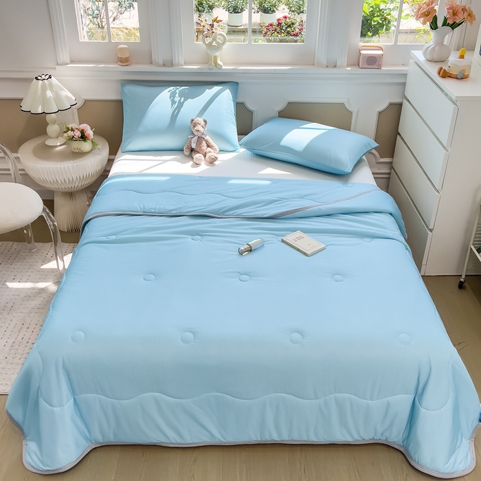 91家纺网 家纺一手货源 找家纺 鸿森林 2025新款纯色凉感丝包边夏被空调被 天空蓝