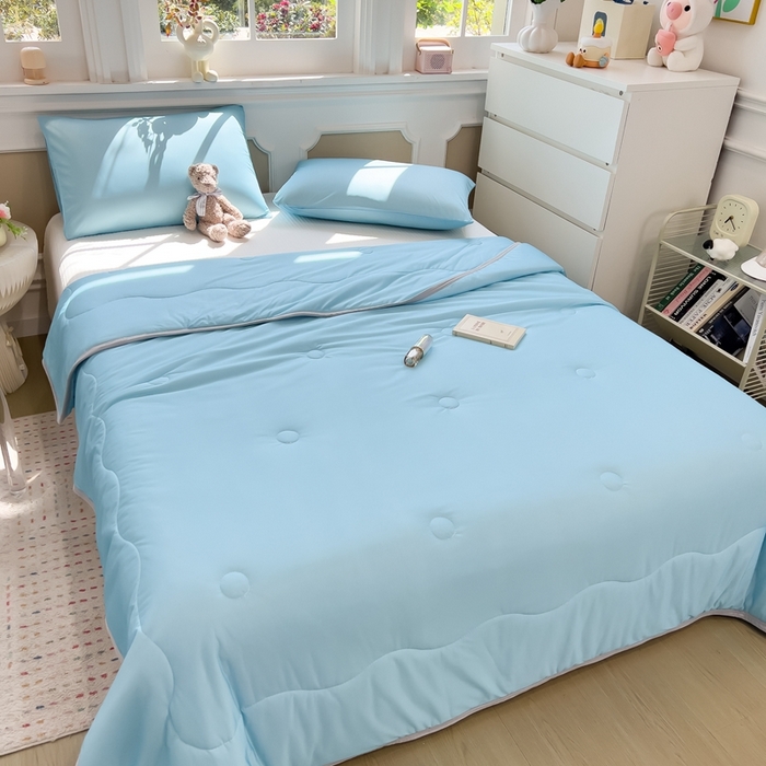 91家纺网 家纺一手货源 找家纺 鸿森林 2025新款纯色凉感丝包边夏被空调被 天空蓝