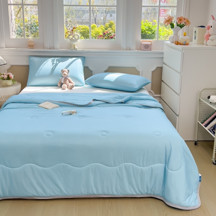 91家纺网 家纺一手货源 找家纺 鸿森林 2025新款纯色凉感丝包边夏被空调被 天空蓝