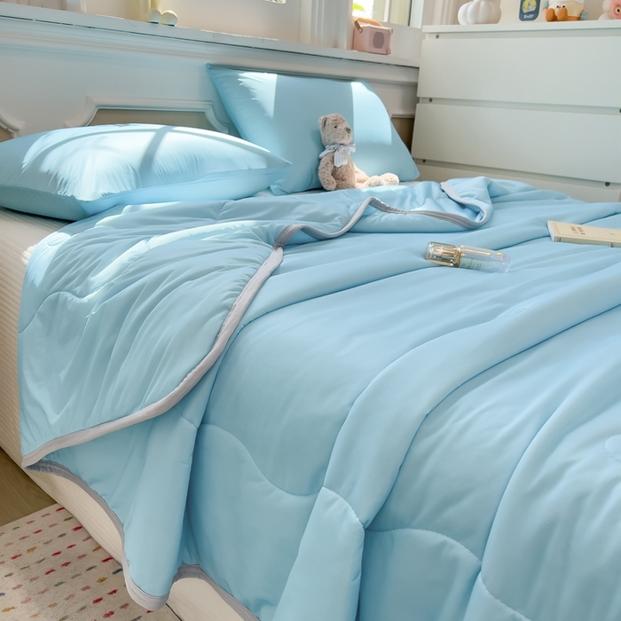 91家纺网 家纺一手货源 找家纺 鸿森林 2025新款纯色凉感丝包边夏被空调被 天空蓝