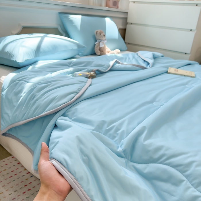 91家纺网 家纺一手货源 找家纺 鸿森林 2025新款纯色凉感丝包边夏被空调被 天空蓝