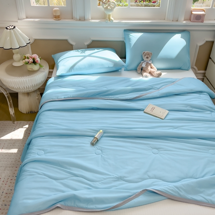 91家纺网 家纺一手货源 找家纺 鸿森林 2025新款纯色凉感丝包边夏被空调被 天空蓝