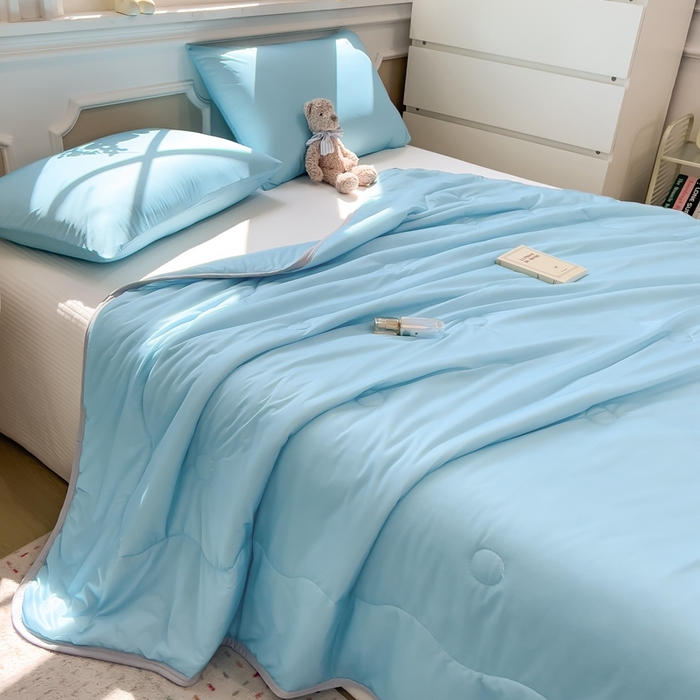 91家纺网 家纺一手货源 找家纺 鸿森林 2025新款纯色凉感丝包边夏被空调被 天空蓝