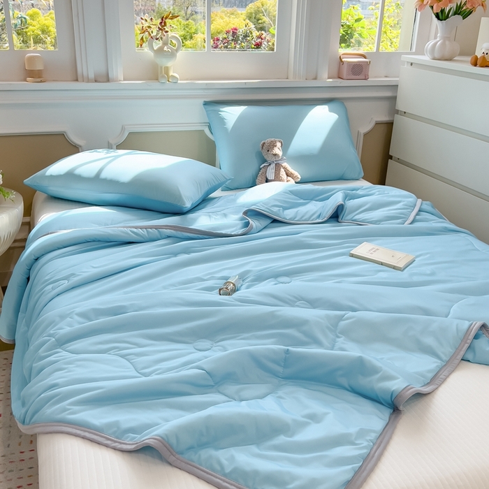 91家纺网 家纺一手货源 找家纺 鸿森林 2025新款纯色凉感丝包边夏被空调被 天空蓝