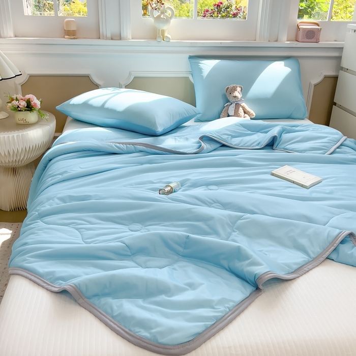 91家纺网 家纺一手货源 找家纺 鸿森林 2025新款纯色凉感丝包边夏被空调被 天空蓝