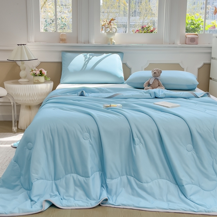 91家纺网 家纺一手货源 找家纺 鸿森林 2025新款纯色凉感丝包边夏被空调被 天空蓝