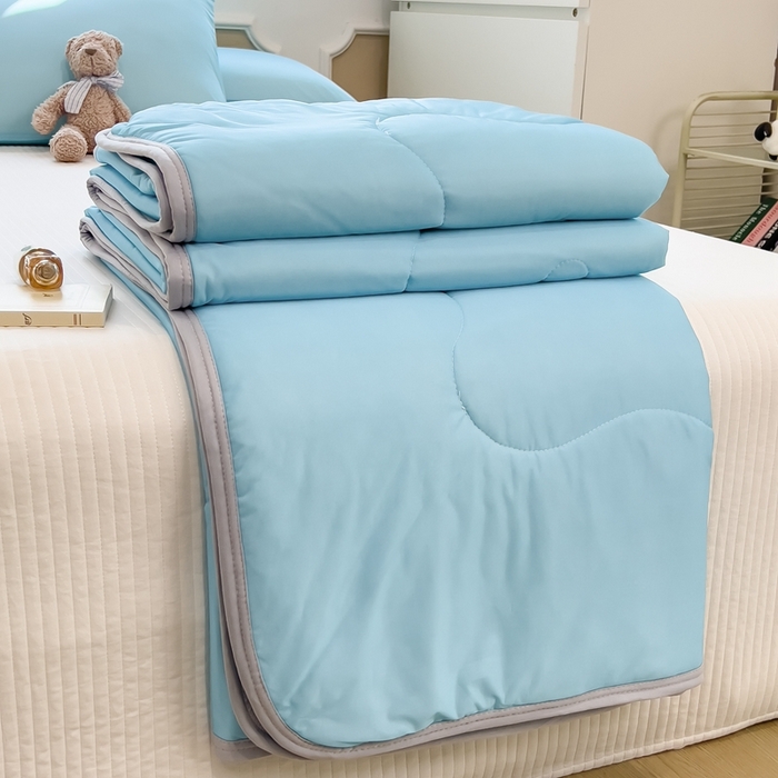 91家纺网 家纺一手货源 找家纺 鸿森林 2025新款纯色凉感丝包边夏被空调被 天空蓝