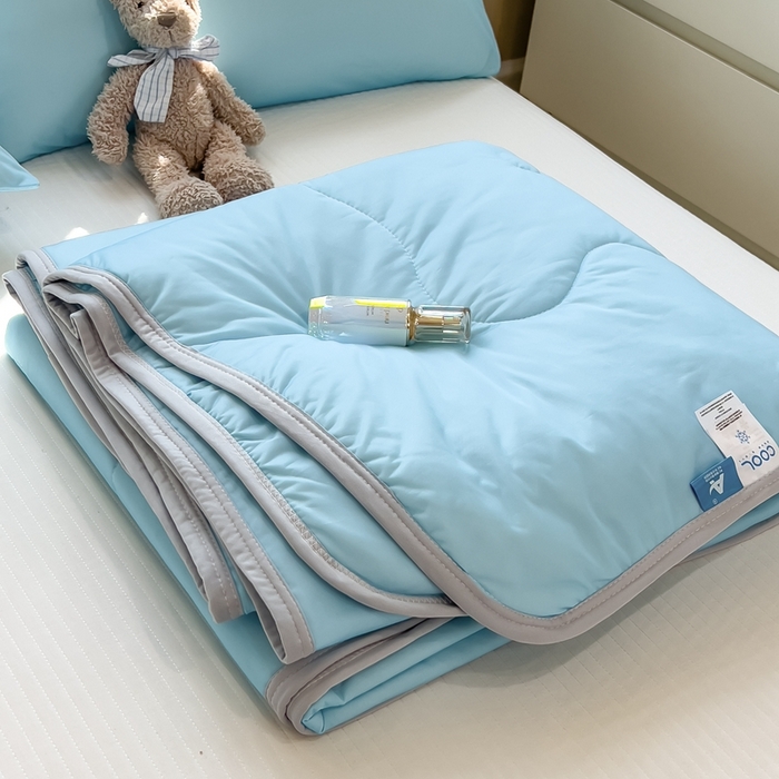 91家纺网 家纺一手货源 找家纺 鸿森林 2025新款纯色凉感丝包边夏被空调被 天空蓝