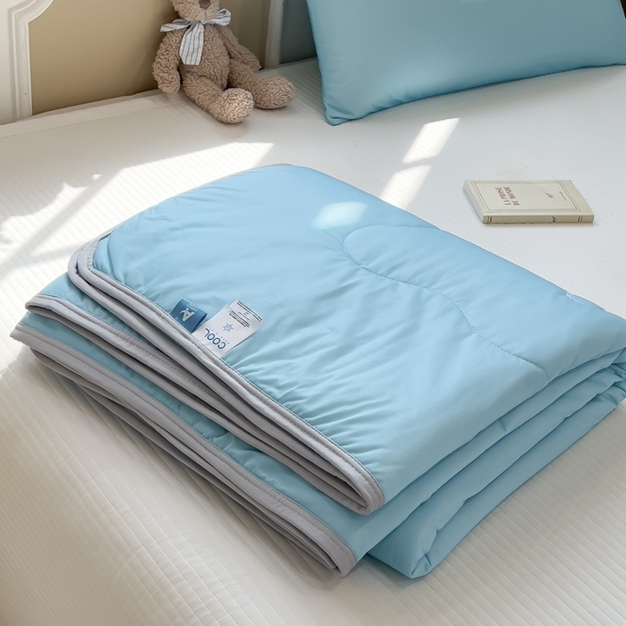 91家纺网 家纺一手货源 找家纺 鸿森林 2025新款纯色凉感丝包边夏被空调被 天空蓝