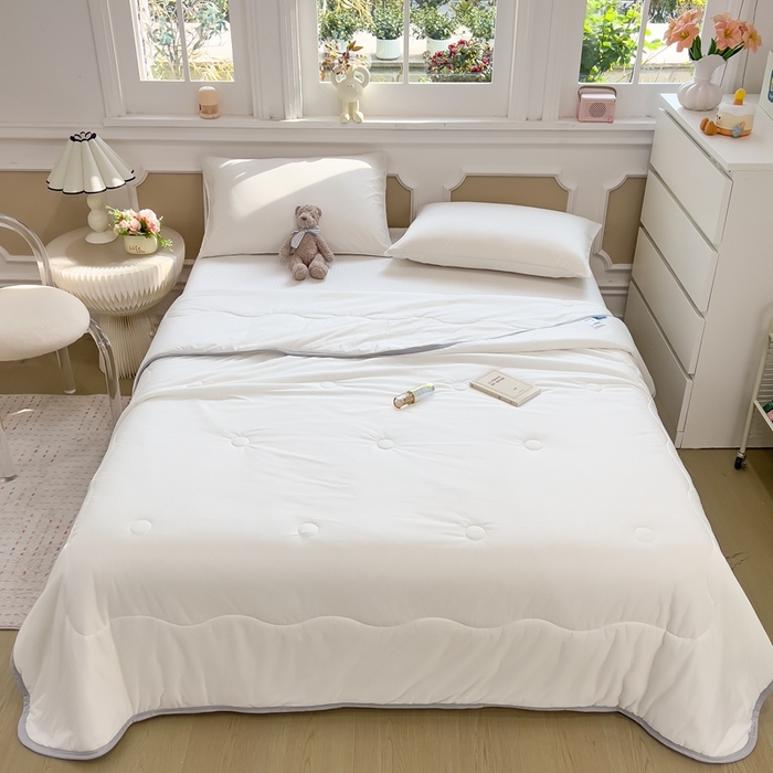 91家纺网 家纺一手货源 找家纺 鸿森林 2025新款纯色凉感丝包边夏被空调被 象牙白