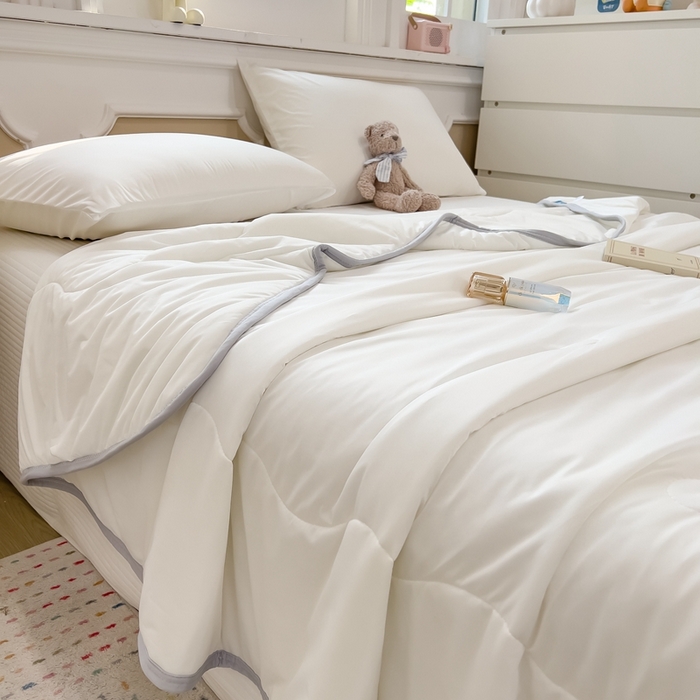 91家纺网 家纺一手货源 找家纺 鸿森林 2025新款纯色凉感丝包边夏被空调被 象牙白