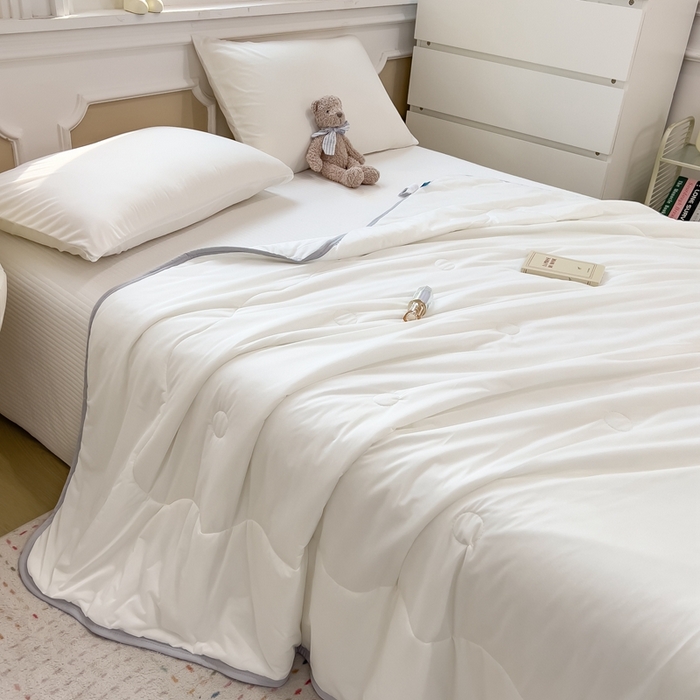 91家纺网 家纺一手货源 找家纺 鸿森林 2025新款纯色凉感丝包边夏被空调被 象牙白