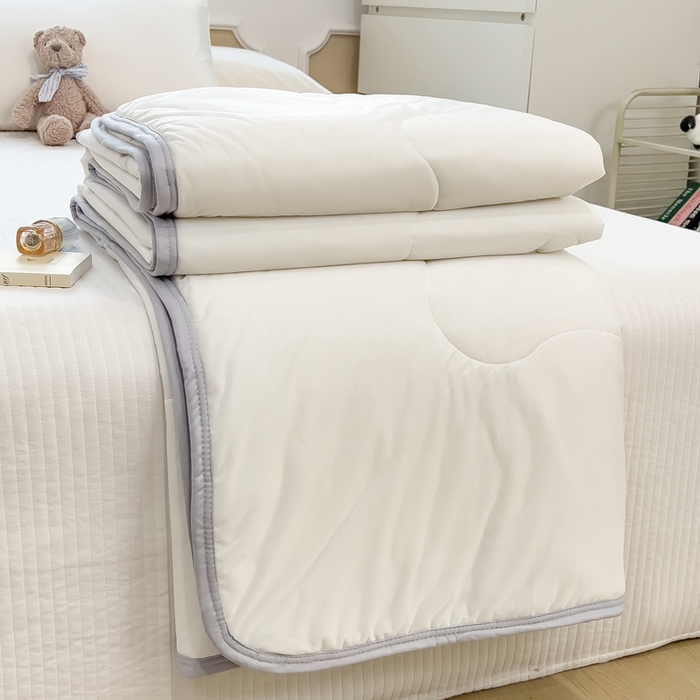 91家纺网 家纺一手货源 找家纺 鸿森林 2025新款纯色凉感丝包边夏被空调被 象牙白